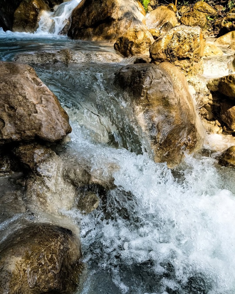 Secret Rishikesh Tapovan Waterfall is known as secret waterfal of Rishikeshl