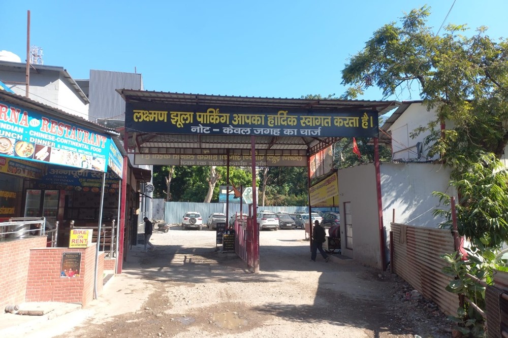 parking near laxman jhula Rishikesh