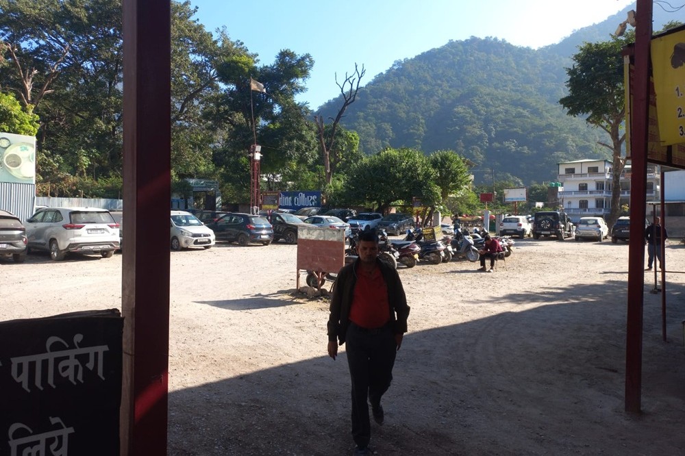 Best Parking near Laxman Jhula